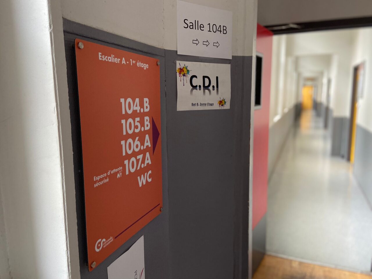 Signalétique orientation établissement scolaire